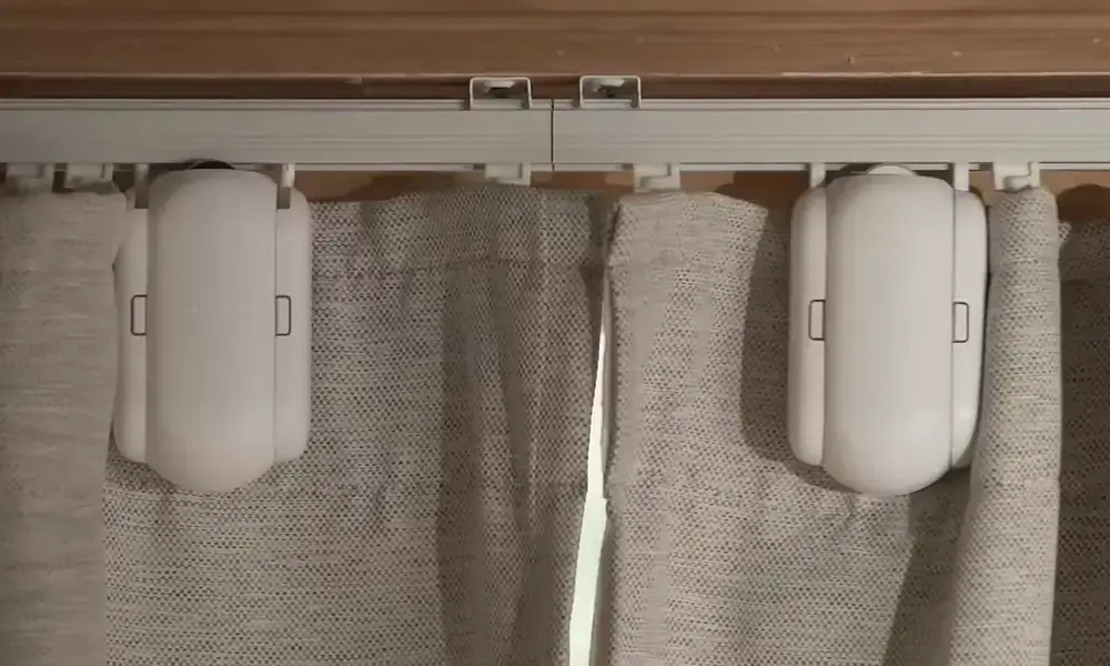 Curtain 3 devices moving curtains on a U-rail track