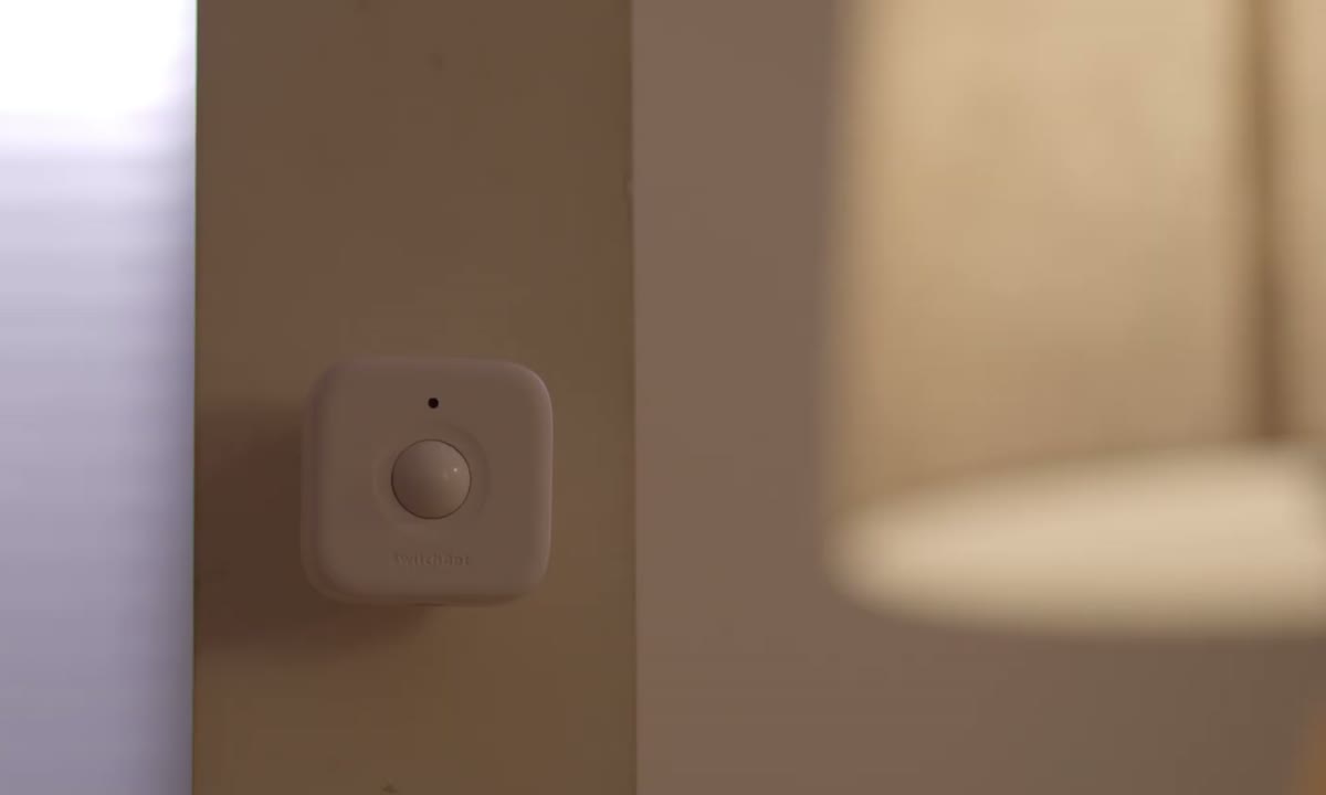 Motion Sensor beside a lamp for night light automations