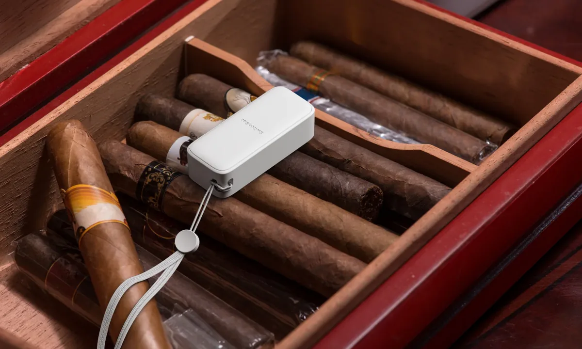 Thermo-Hygrometer monitoring humidity inside a cigar box