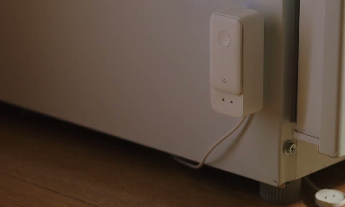 Water Leak Detector monitoring the floor beside an appliance